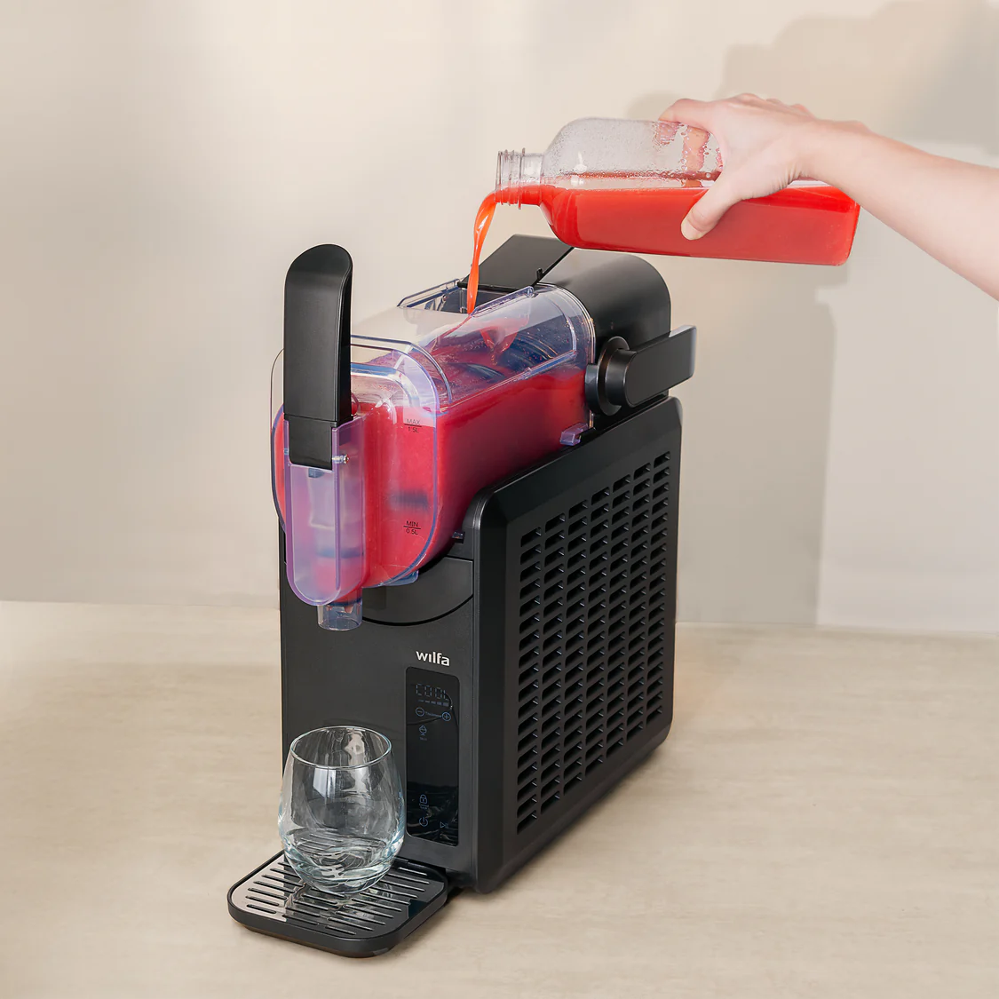 Frozen-Drink-Machine_ICY_FDM1B-TC2000_adding-juice_Adj